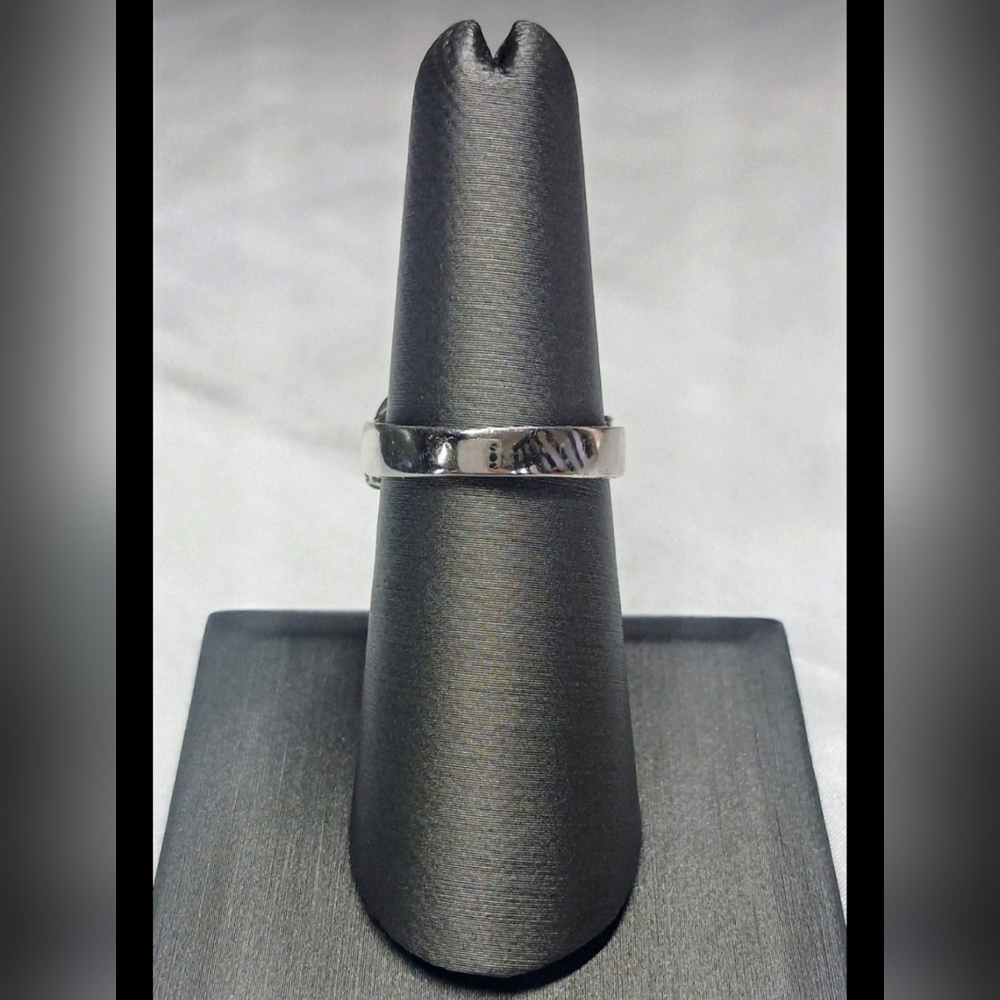 Absolutely beautiful Rhodium plated 925 sterling silver ring with CZ.   SIZE  7. - Picture 8 of 8